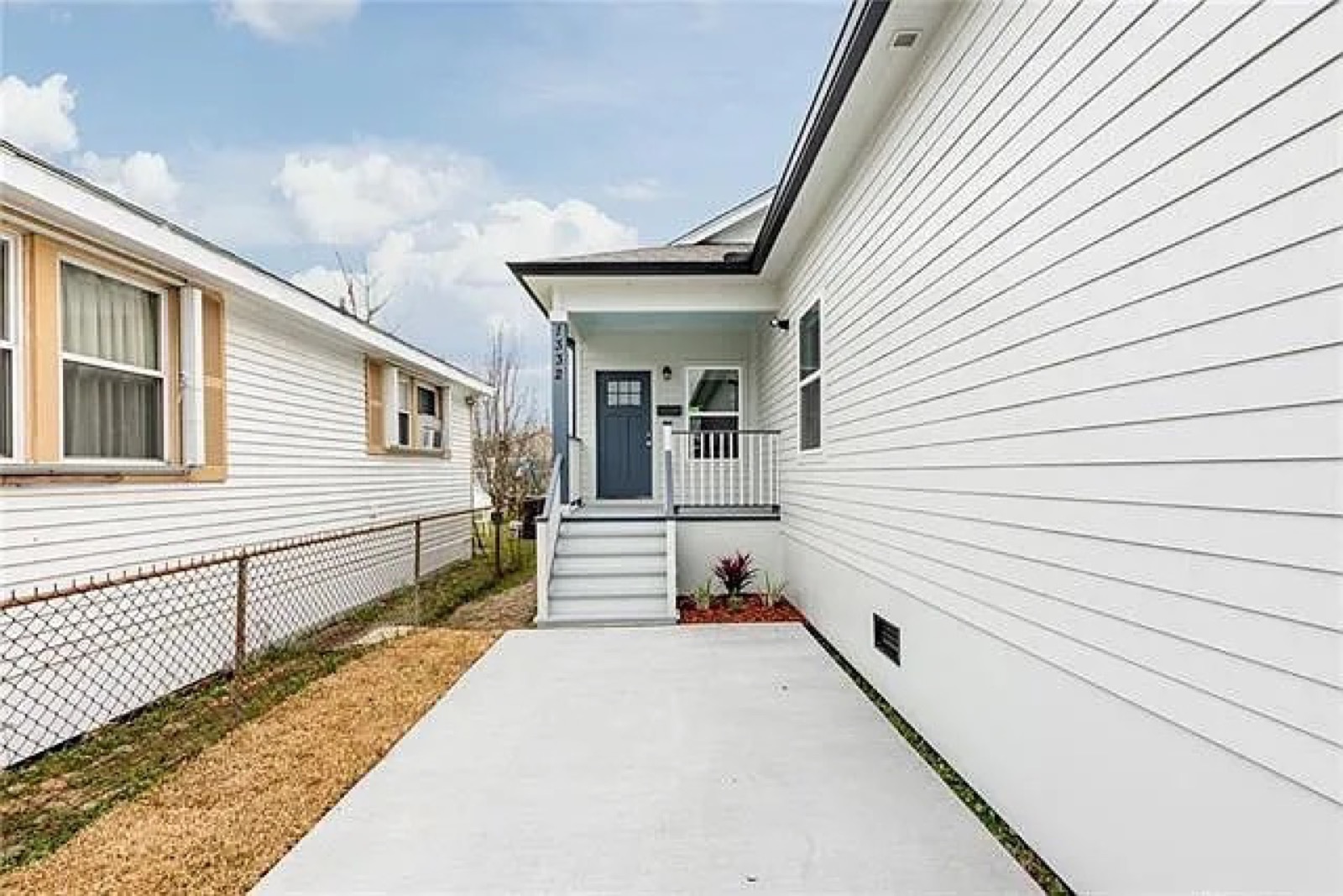 Side exterior thumbnail